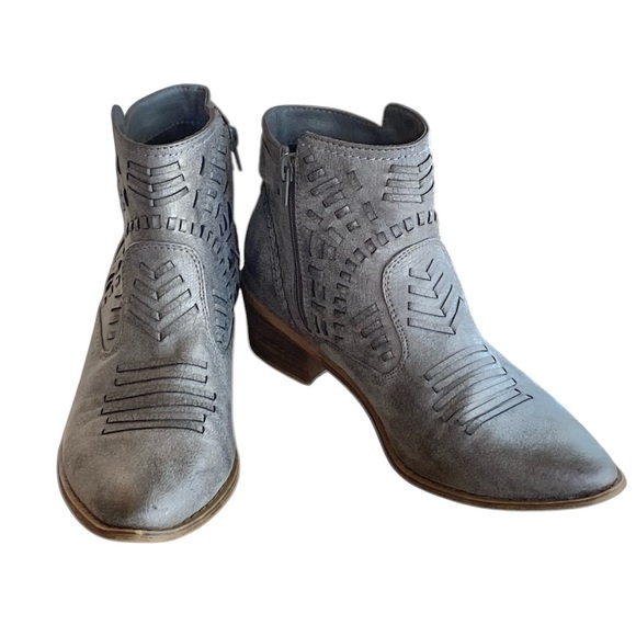 Very G Tribal Ankle Bootie in Grey Faux Leather Pointed Toe Western Boho Sz 8.5 - Picture 1 of 9